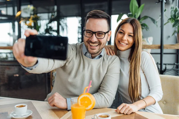 Selfie Felice Metà Adulto Coppia Caffè — Foto Stock