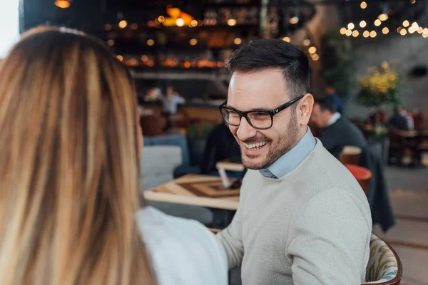 Hombre Guapo Hablando Con Una Joven Rubia Café — Foto de Stock