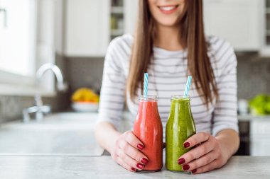 çilek ve kivi smoothie.