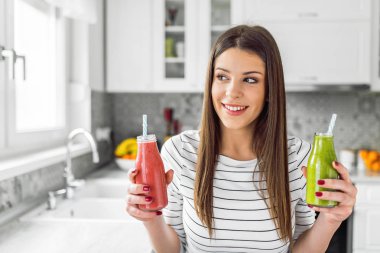 Tereddüt kadın düşünme hakkında smoothies hangisinin içmek gerekir.