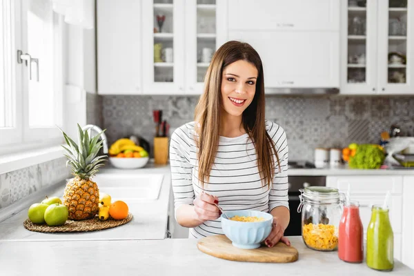 Jong mooi meisje bereiden yoghurt met vlokken en bessen voor het ontbijt, gezonde voeding, zomer bessen, dieet — Stockfoto