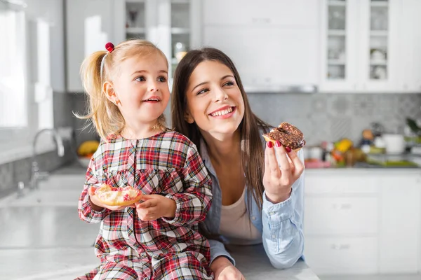 Madre Hija Disfrutan Desayuno Familia Feliz Donuts Con Chocolate — Foto de Stock