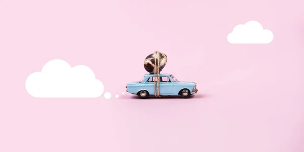Blauwe auto vliegen door de wolken, het dragen van een ei — Stockfoto