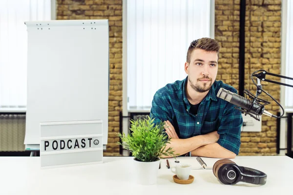 Grabando un podcast. Concepto. Idea. Puesta en marcha . — Foto de Stock