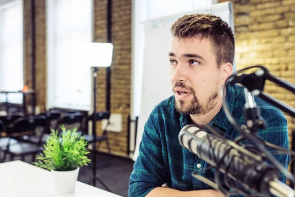 Un joven grabando un podcast. De cerca. — Foto de Stock