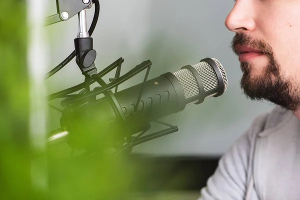 Attraente giovane uomo che parla al microfono . — Foto Stock