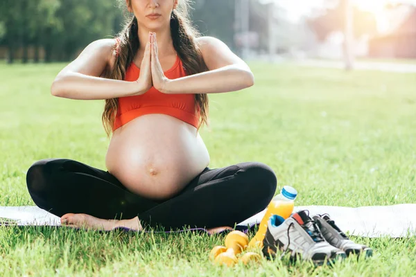 Porträt eines jungen schwangeren Yoga-Modells, das im Freien trainiert. — Stockfoto