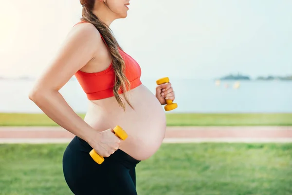 Mulher grávida trabalhando exercício na natureza . — Fotografia de Stock