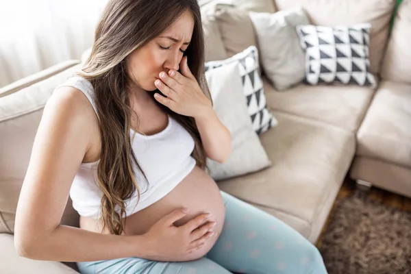 Femme enceinte souffrant de nausées le matin Image En Vente