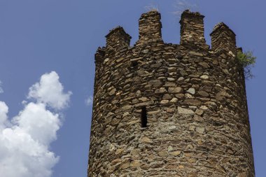 taştan yapılmış antik bir kulenin üst