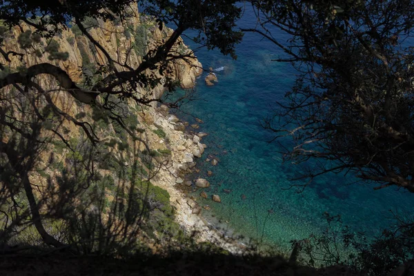 Pequeña Playa Agua Turquesa Vista Desde Las Sombras —  Fotos de Stock