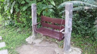 Bahçedeki tahta direkte sallanan sandalye..