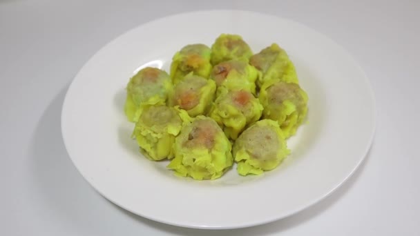 Yellow Dumpling White Plate Being Sprinkled Fried Garlic — Stockvideo