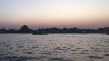 Okyanus dalgalarıyla gün batımı