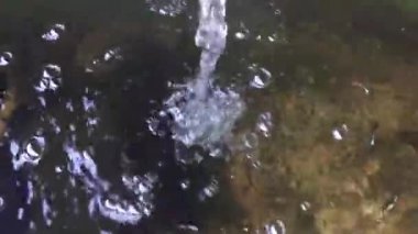 Su yavaş çekimde düşüyor.