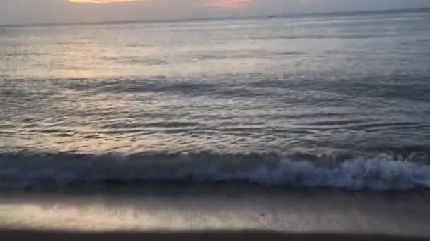 Por Sol Sobre Mar Com Ondas Oceânicas — Vídeo de Stock