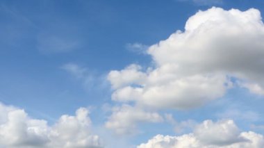 4k zaman içinde bulutların hareket ettiği güzel mavi gökyüzü yukarı doğru dönüyor. Görüntüler zaman aşımına uğrar.