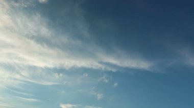 Gündüzden geceye hareket eden bulutlarla hızlandırılmış gökyüzü. Görüntüler zaman aşımına uğradı. Zaman su gibi akıp gidiyor Güzel gökyüzü.