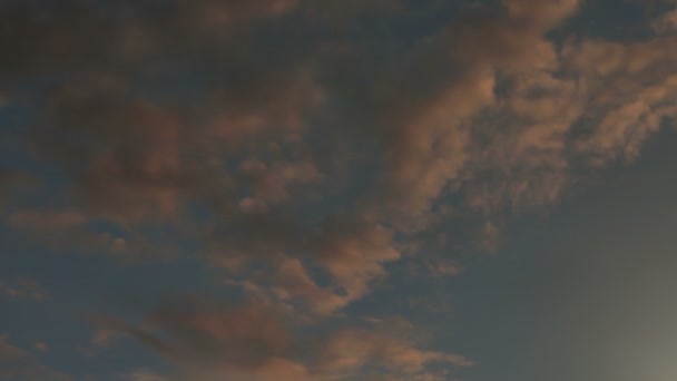 Ciel temporel avec des nuages mouvants de jour comme de nuit. images temps écoulé ciel. Time lapse nuage beau ciel.