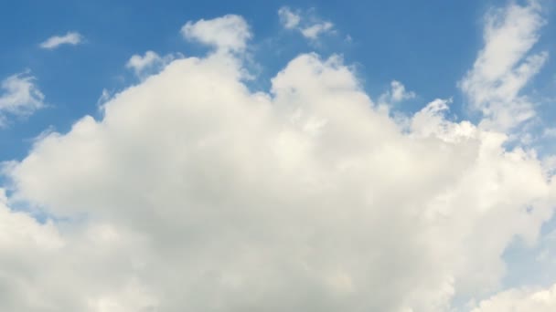 Ciel temporel avec des nuages mouvants. images temps écoulé ciel. Time lapse nuage beau ciel.