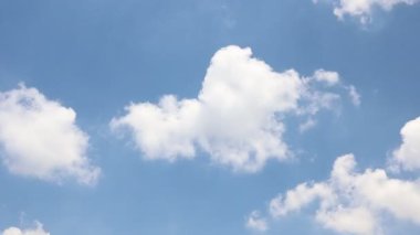 Hareket eden bulutlarla birlikte zaman su gibi akıp geçiyor. Görüntüler zaman aşımına uğradı. Zaman su gibi akıp gidiyor Güzel gökyüzü.