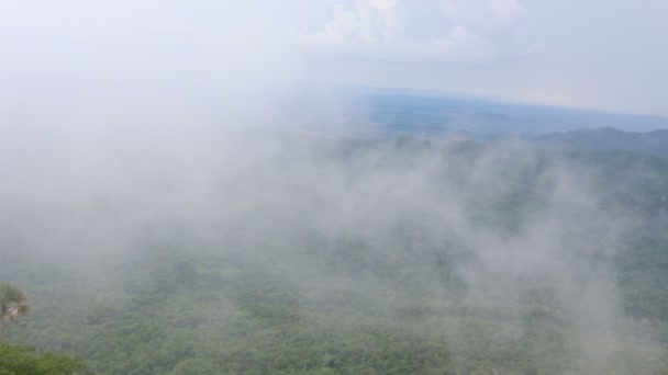 Niebla Moviéndose Sobre Alta Montaña Niebla Lluvia Movimiento — Vídeo de stock