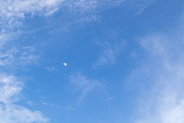 Bulutlu mavi gökyüzü ve ay, gökyüzü arkaplan resmi