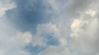 Hareket eden bulutlarla birlikte zaman su gibi akıp geçiyor. Görüntüler zaman aşımına uğradı. Zaman su gibi akıp gidiyor Güzel gökyüzü.