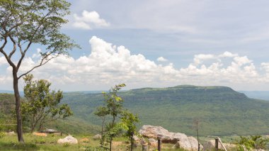 Tepenin tepesinde gökyüzü ve arka planda bulutlar.