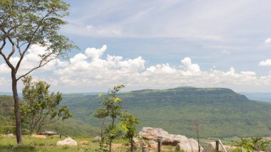 Tepenin tepesinde gökyüzü ve arka planda bulutlar.