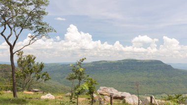 Tepenin tepesinde gökyüzü ve arka planda bulutlar.