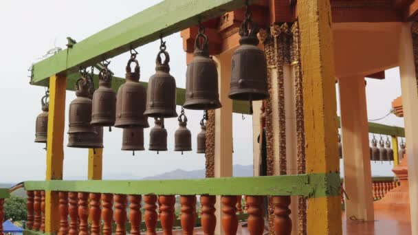 Czas Upływa Ludzi Uderzających Dzwony Przez Drewno Świątyniach Tajlandii Buddyjskie — Wideo stockowe