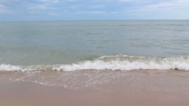 Tayland, Cha-am plajında deniz dalgaları esiyor..