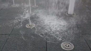 Gökyüzünden yükselen ve yere düşen caddedeki çeşme..