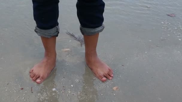 Nohu Ženy Stojící Pláži Bila Nohy Vlnami Moře Mořské Vlny — Stock video