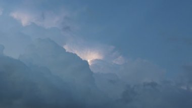 Akşamları güneşi örtmek için yavaşça hareket eden bulutlar. Bugünün son ışığı.