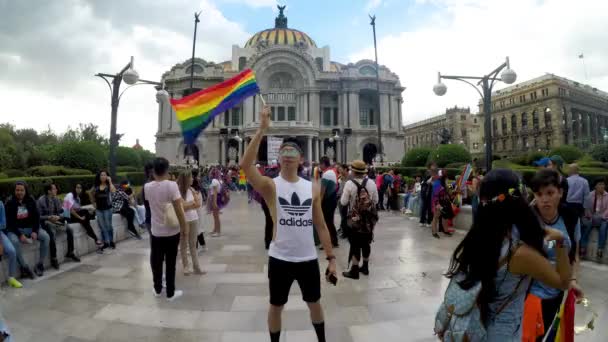 メキシコシティ メキシコ 2019年6月29日 Lgbtプライドの旗を振る男 何千人もの人々がLgbtコミュニティの権利のための闘争の41年を祝うために美術の宮殿に集まりました — ストック動画
