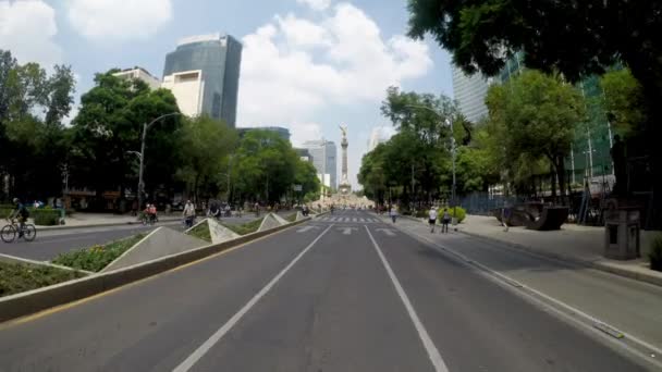 メキシコシティ メキシコ 2019年6月 週末に何百人もの人々がスケートボード 自転車 またはランニングでパセオ レフォルマ通りを旅する独立の天使へのサイクルルート — ストック動画