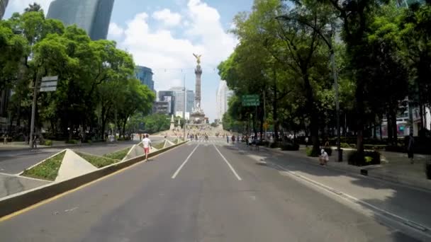 メキシコシティ メキシコ 2019年6月 独立の天使への自転車ツアー お祝いや抗議のための会合ポイントであるメキシコの街の最も象徴的なモニュメントの一つ — ストック動画