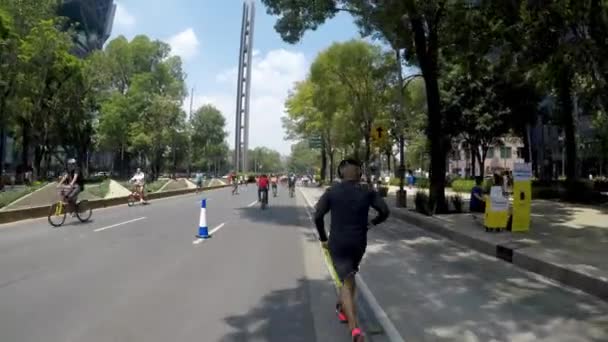 メキシコシティ メキシコ 2019年6月 メキシコの都市で 市内を走る人は 日曜日に市内のさまざまな部分を走るのが好きな人々に — ストック動画