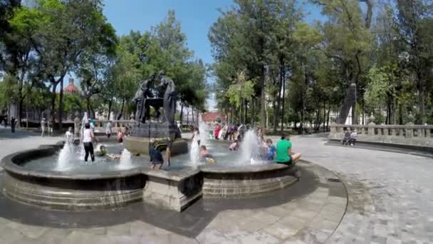 Mexiko Stadt Mexiko Juni 2019 Kinder Amüsieren Sich Einem Brunnen — Stockvideo