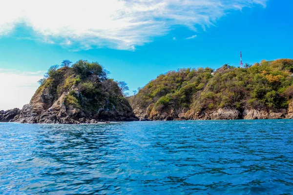 Oaxaca Meksika plajlarında Kaya oluşumu, Zipolite Meksika deniz kıyılarında dağ.