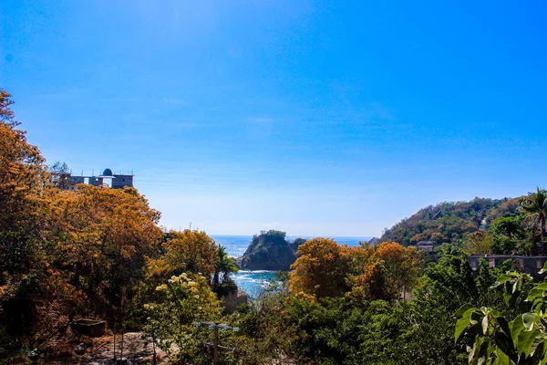 Dağdan Mazunte plajları görünümü, Oaxaca devlet, Meksika plajları, denizin ortasında ada.