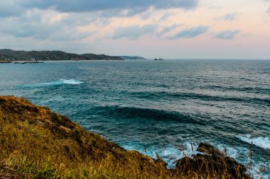 Punta Cometa'da gün batımı, oaxaca Meksika denizinde gün batımında kristal berraklığında su.