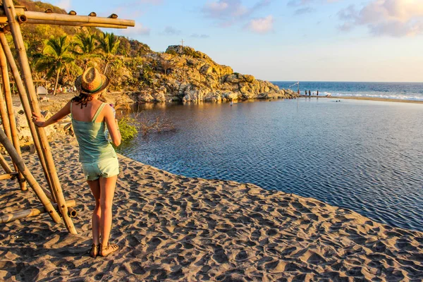 Kız Mazunte Ventanilla plaj izlerken, Oaxaca plaj yanında lagün.