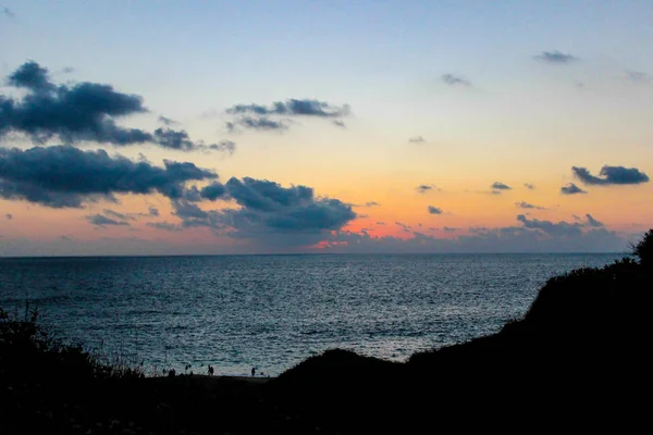 Zipolite plajlarında gün batımı, Oaxaca Denizi'nde kırmızı gün batımı, alacakaranlık hakkında kırmızı gökyüzü.