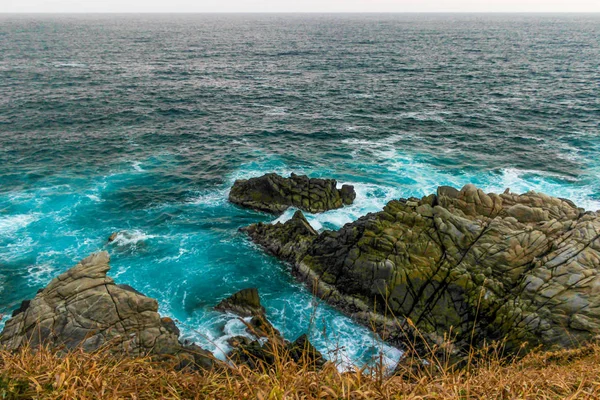 オアハカ海の透明な水 マズンテの海岸の岩に当たる波 ストック写真