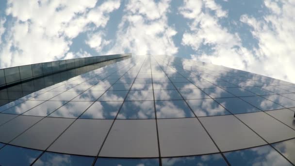 企業の建物の上を通過する雲 建物のガラスに雲の反射 — ストック動画