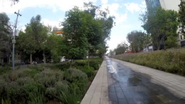 Mexico City, Meksika-Haziran 2019: Rio Churubusco Bulvarı üzerinde bulunan ve görünümünü ve araç tıkanıklığını iyileştirmek için yenilenen Mixcoac lineer parkın panning'i.