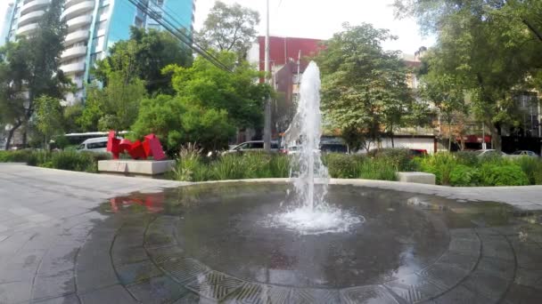 公園で水を排出する噴水 ミックスコーックリニアパークは メキシコシティの重要な大通りに位置しています — ストック動画